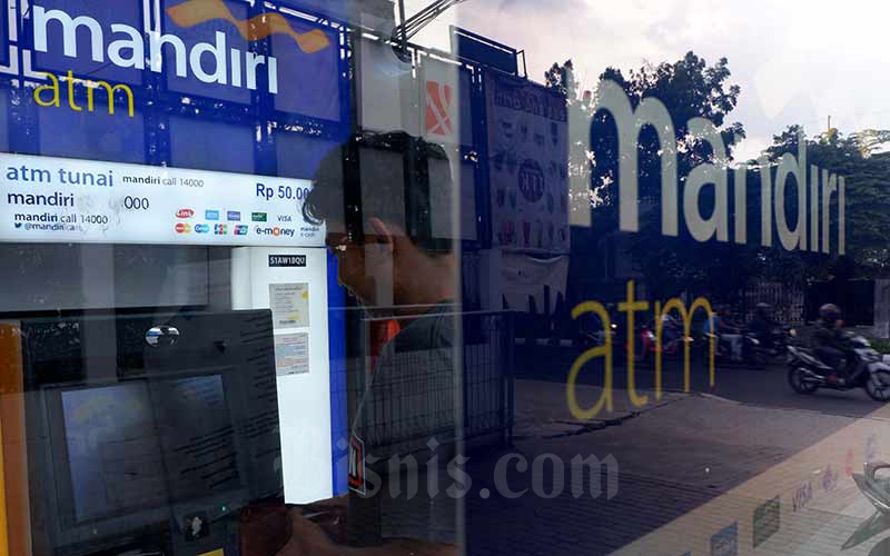 Nasabah melakukan transaksi elektronik lewat ATM Bank Mandiri di Jakarta, Senin (1/10/2019). /Bisnis-Nurul Hidayat