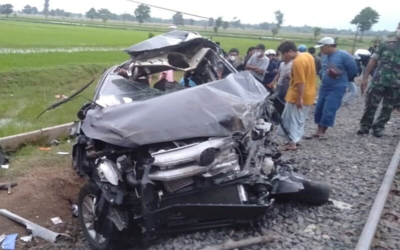  Mobil Tertabrak KA Logawa di Probolinggo, Empat Orang Tewas