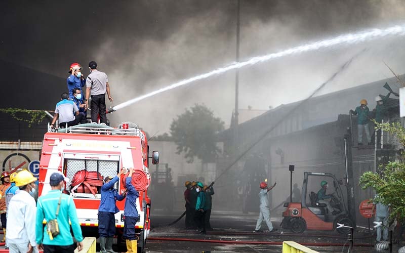  Sembilan Unit Mobil Pemadam Kebakaran Dikerahkan Untuk Memadamkan Kebakaran Pabrik Sepatu dan Sendal di Sidoarjo