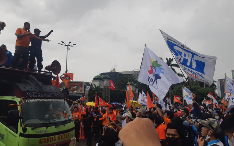 Ribuan buruh melakukan aksi unjuk rasa di depan gedung Dewan Perwakilan Rakyat (DPR) RI pada Jumat (14/1/2022) pukul 11.00 WIB./ Bisnis-Nyoman Ary Wahyudi