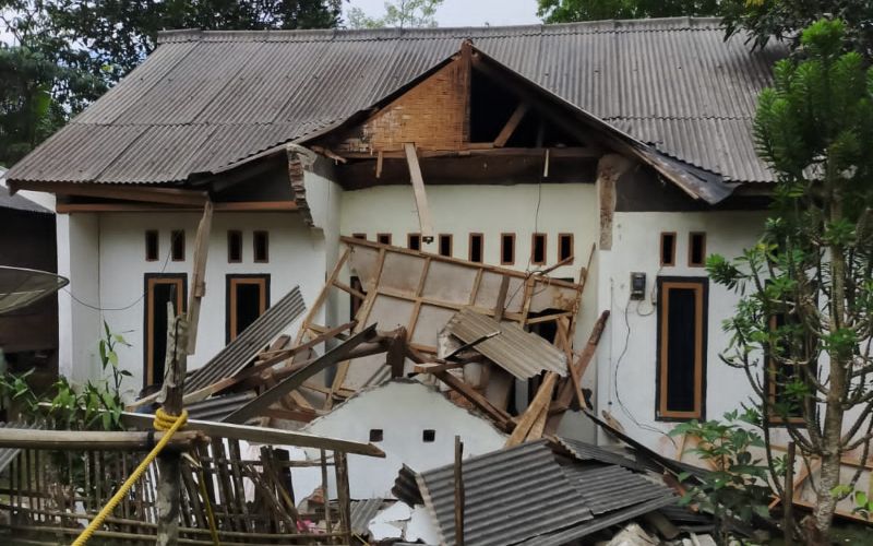 Rumah warga rusak parah akibat gempa magnitudo 6,7 di Banten pada Jumat, 14 Januari 2022 - Dok. BNPB