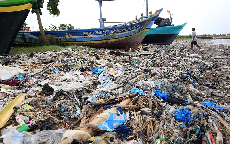  Sampah Plastik Penuhi Pantai Dadap di Indramayu Jawa Barat