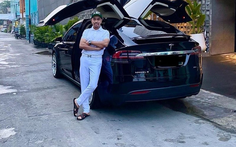  Intip Garasi Crazy Rich Priok Ahmad Sahroni: Ferarri, Tesla, hingga Mustang 