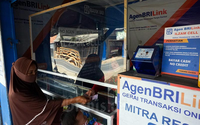 Warga melakukan transaksi di salah satu gerai BRILink di Cibinong, Kabupaten Bogor, Jawa Barat, Minggu (9/1/2021). Bisnis/Suselo Jati