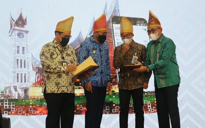 Wakil Gubernur Sumatra Barat Audy Joinaldy (dua kiri) dalam kegiatan penandatanganan Memorandum of Understanding (MOU) dan Perjanjian Kerjasama (PKS) antara lima kota dan satu kabupaten bersama BNI di Auditorium Gubernuran, Padang, Senin (17/1/21). /Istimewa