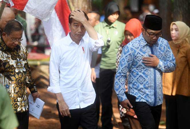  Ridwan Kamil Berbisik ke Jokowi saat Kunker ke Jabar, Bahas Apa?