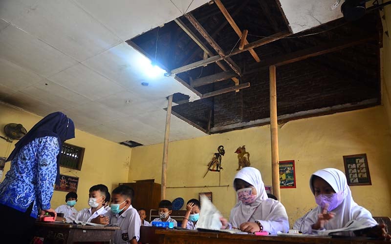  Siswa di Kudus Jawa Tengah Terpaksa Belajar di Sekolah Rusak