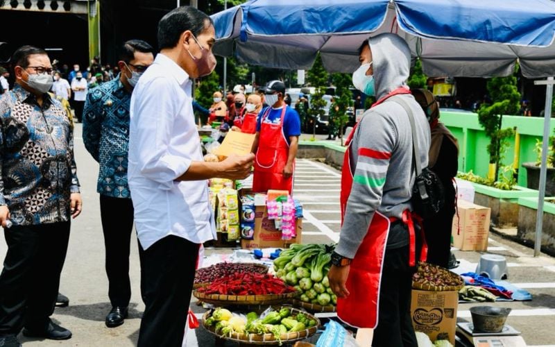  Jokowi Beri Bantuan Tunai Rp1,2 Juta ke Pedagang Pasar di Bandung