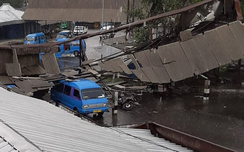  Atap Bangunan Terminal Arjosari Malang Ambruk akibat Hujan