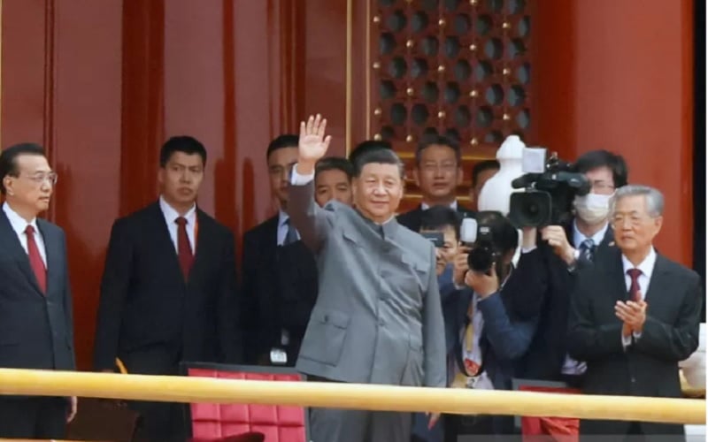Presiden China Xi Jinping melambaikan tangan di Beijing, China, 1 Juli 2021. China akan menyumbang dua miliar dosis vaksin dan 100 juta dolar untuk membantu negara-negara berkembang./Antara-Reuters