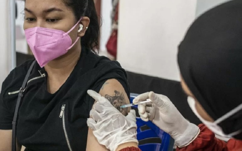 Vaksinator menyuntikkan vaksin Covid-19 kepada warga di Gelanggang Remaja Kecamatan Matraman, Jakarta, Selasa (16/11/2021). Kementerian Kesehatan mencatat cakupan vaksinasi Covid-19 di Indonesia telah melampaui target Organisasi Kesehatan Dunia (WHO) sekurang-kurangnya 40 persen populasi pada akhir 2021./Antara