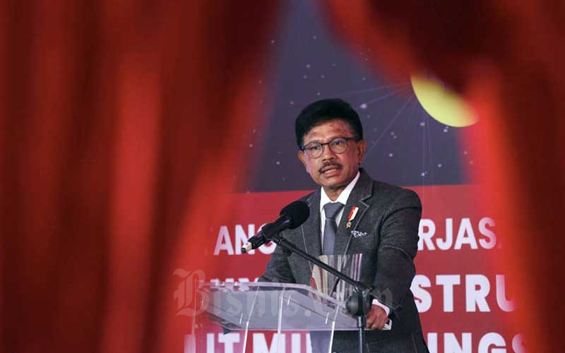Menteri Komunikasi dan Informatika Johnny Gerard Plate memberikan sambutan saat acara penandatanganan kerja sama pembangunan satelit Satria di Jakarta, Kamis (3/9/2020). Bisnis/Himawan L Nugraha