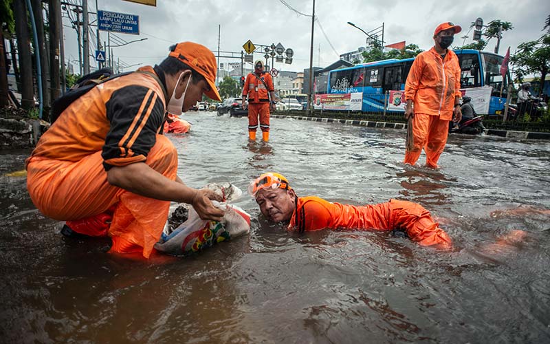  Buruknya Drainase, Membuat Sejumlah Jalanan di Ibu Kota Terendam Banjir Saat Intensitas Hujan Tinggi