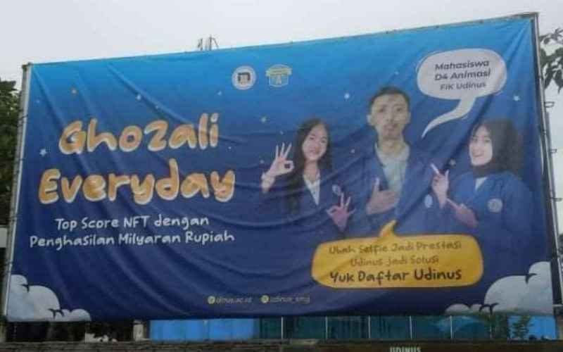 Viral baliho Udinus yang sematkan foto Ghozali dan kesuksesan NFT miliknya/Twitter-tvindonesiawkwk.