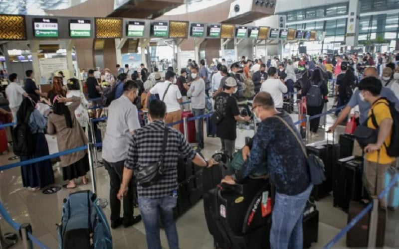 Penumpang pesawat mengantre di loket lapor diri sebelum melakukan penerbangan di area Terminal 3 Bandara Internasional Soekarno Hatta, Tangerang, Banten, Jumat (17/12/2021). Direktorat Jenderal Imigrasi Kementerian Hukum dan Hak Asasi Manusia mencatat selama periode 1 hingga 16 Desember 2021, sebanyak 37.214 WNI melakukan perjalanan ke luar negeri melalui Bandara Soekarno Hatta, sedangkan WNI yang tiba ke Indonesia melalui Bandara Soekarno Hatta dari luar negeri sebanyak 40.557 orang./Antara