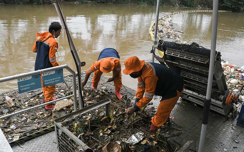  Pembersihan Sampah di Kali Dengan Kapal Sea Cleaning Conveyor