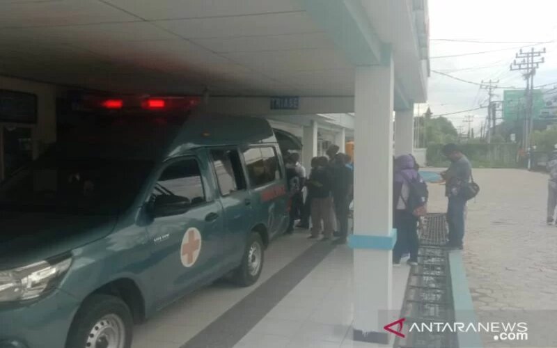 Mobil ambulans yang membawa anggota TNI AD terluka akibat kontak senjata di Kabupaten Maybrat tiba di RS TNI AL Sorong, Papua Barat, Kamis (20/1/2022)./Antara-Ernes B Kakisina.
