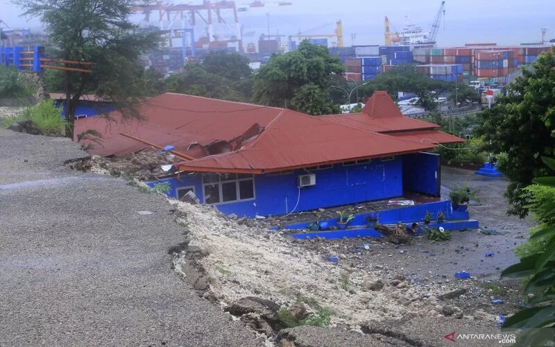  Longsor Terjadi di Kawasan Pelabuhan Tenau Kupang