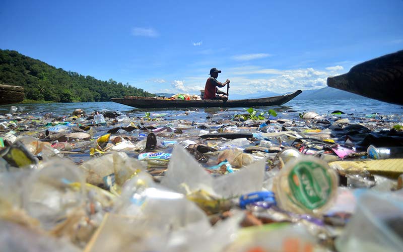  Danau Singkarak di Sumatra Barat Mulai Dipenuhi Sampah