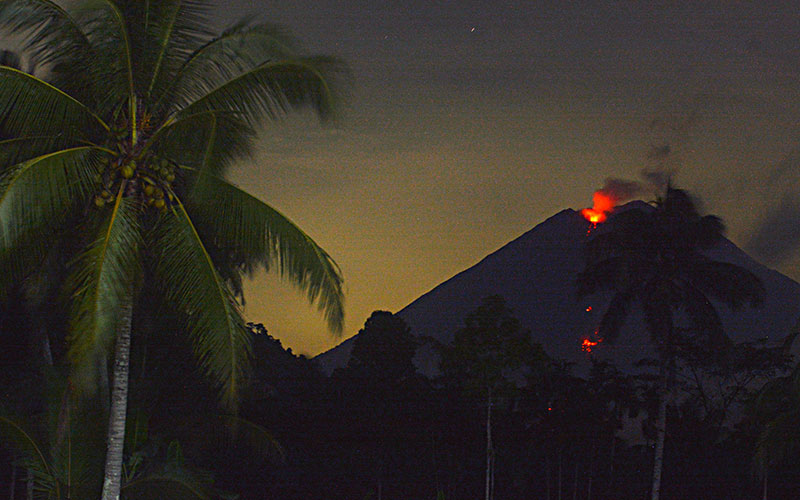 Gunung Semeru mengeluarkan lava pijar yang tampak dari Desa Sumberwuluh, Candipuro, Lumajang, Jawa Timur, Jumat (7/1/2022). ANTARA FOTO/Seno