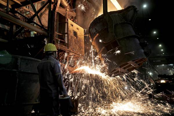 Pekerja melakukan proses pemurnian dari nikel menjadi feronikel di fasilitas pengolahan dan pemurnian (smelter) Pomalaa milik PT Aneka Tambang (ANTAM) Tbk, di Kolaka, Sulawesi Tenggara, Selasa (8/5/2018)./JIBI-Nurul Hidayat