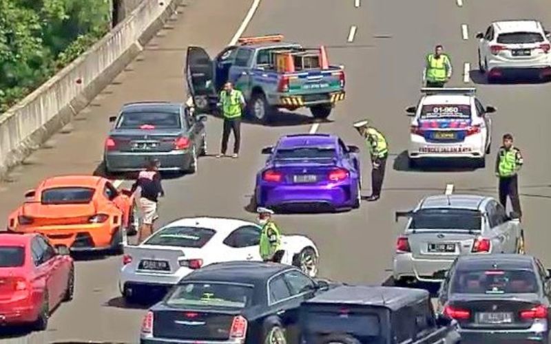 Polisi melakukan penindakan terhadap sejumlah pengemudimobil mewahyang beriringan hingga menyebabkan kemacetan di Jalan Tol KM 02+400 Andara, Jakarta Selatan - Dok. Twitter TMCPoldaMetro