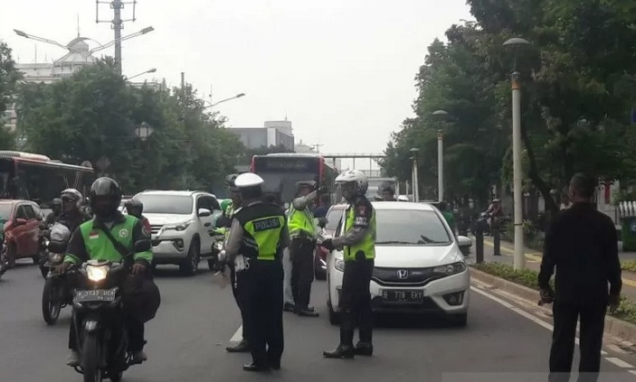  Viral Video Pengendara Motor Mengamuk Saat Ditilang Polisi, Tak Punya SIM dan Masuk Jalur Busway