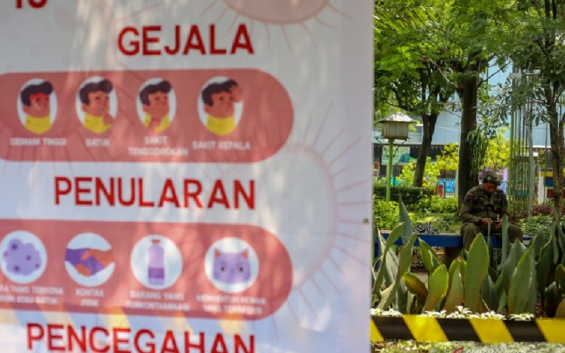 Petugas berjaga di Taman Potret yang sedang ditutup di Cikokol, Kota Tangerang, Banten./Antara