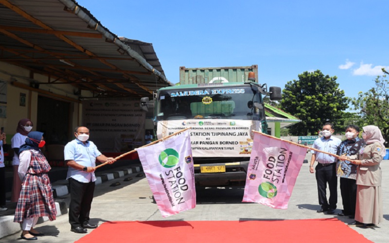  Food Station Kirim 21,5 Ton Beras FS Borneofood ke Kalimantan