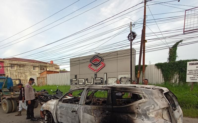 Situs depan tempat karaoke di kota Sorong yang dibakar massa pertikaian, Selasa dini hari - Antara/ Ernes Broning Kakisina.