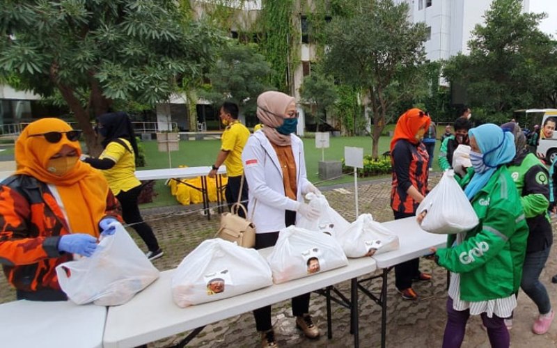 Anggota ormas Pemuda Pancasila menyalurkan bantuan sembako kepada masyarakat terdampak pandemi Covid-19/Istimewa