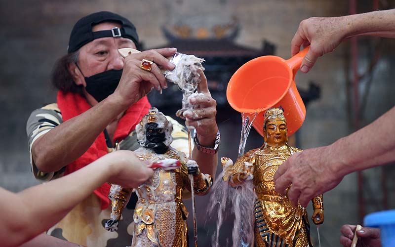 Jelang Perayaan Imlek, Vihara Mulai Melakukan Ritual Penyucian Patung Dewa