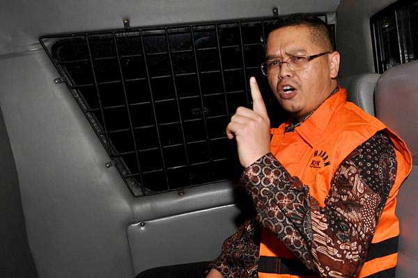 Eks Wakil Ketua Komisi V DPR Fraksi PKS Yudi Widiana Adia dengan rompi tahanan berada di mobil tahanan usai menjalani pemeriksaan di Gedung KPK, Jakarta, Rabu (19/7)./ANTARA-Sigid Kurniawan
