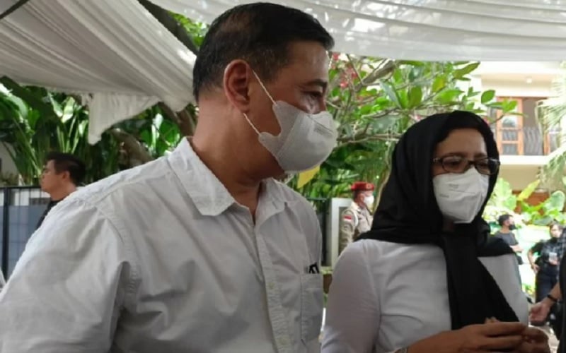 Pasangan artis dan politisi, Mayong Suryo Laksono dan Nurul Arifin./Antara