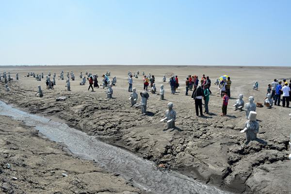 Sejumlah wisatawan melihat seratus patung sisa peringatan 8 tahun semburan lumpur lapindo yang ada area tanggul penahan lumpur Porong, Sidoarjo, Jawa Timur, Minggu (10/5)./Antara