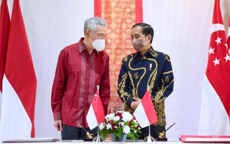 Presiden Jokowi berbincang dengan PM Singapura Lee Hsien Loong, di The Sanchaya Resort Bintan, Kepri, Selasa (25/1/2022) - BPMI Setpres/Muchlis Jr.