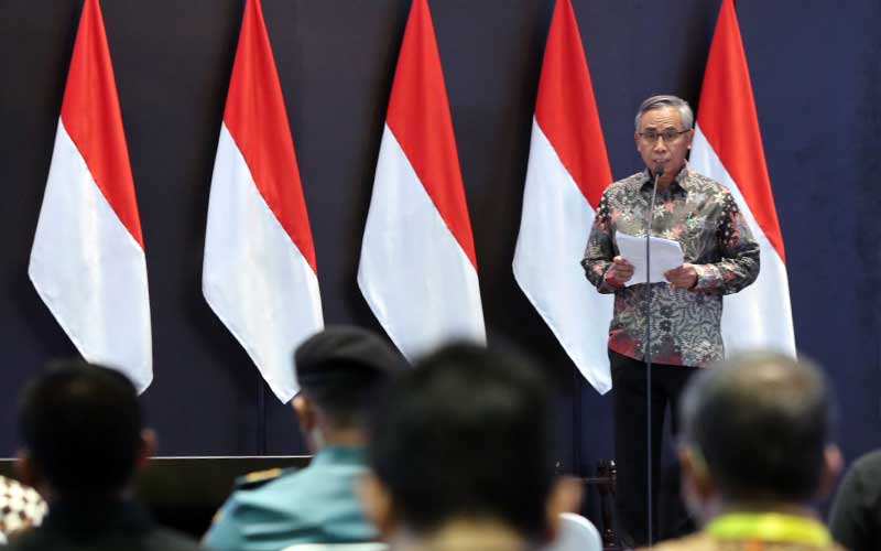 Ketua Dewan Komisioner OJK Wimboh Santoso memberikan sambutan saat pembukaan pembukaan perdagangan Bursa di BEI, Jakarta, Senin (3/1/2021). Bisnis