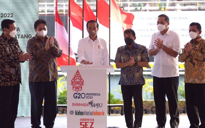  Jokowi Lepas Ekspor Perdana Smelter Grade Alumina Rp104 miliar