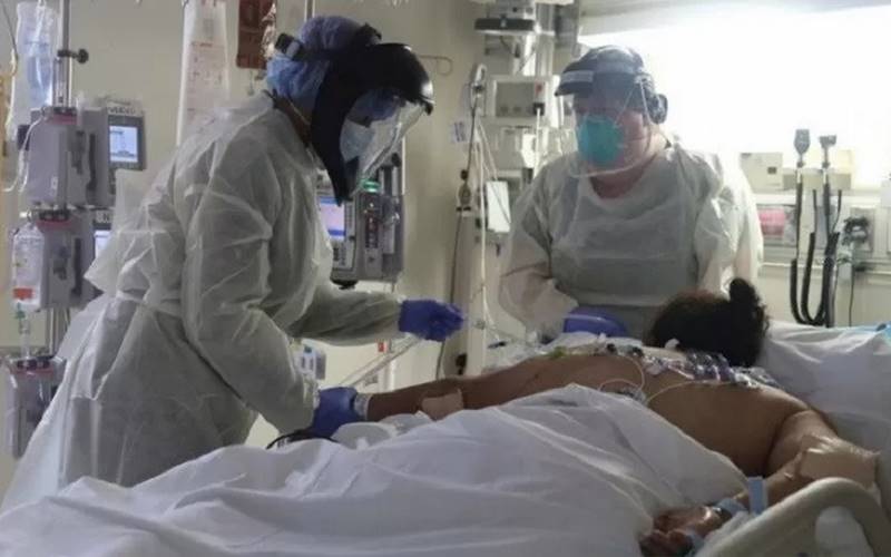 Petugas medis merawat pasien yang terinfeksi Virus Corona di Unit Perawatan Intensif (ICU) Rumah Sakit Scripps Mercy, di Chula Vista, California, Amerika Serikat, Selasa (12/5/2020)./Antara-Reuters