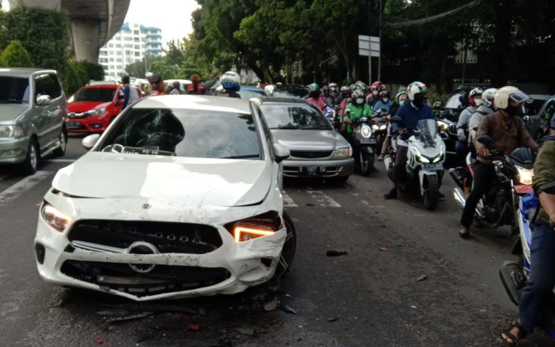 Kecelakaan lalu lintas Beruntun melibatkan beberapa Kendaraan Roda 4 maupun Sepeda Motor di Jl. Prapanca Raya, Jakarta Selatan pada Rabu, 26 Januari 2022 - Twitter TMC Polda Metro Jaya