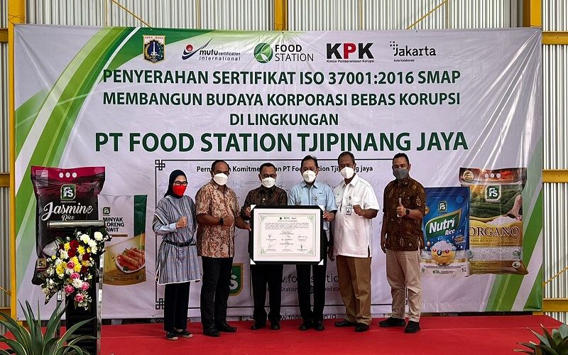 Direksi Food Station Tjipinang Jaya mendapatkan sertifikat ISO 37001:2016 SMAP/Food station 