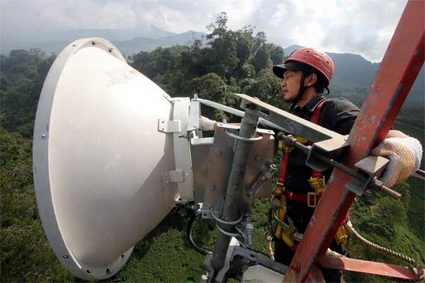 Petugas teknisi XL memeriksa perangkat jaringan BTS 4G di kawasan Puncak, Bogor, Jawa Barat, Rabu (14/6)./Antara-Yulius Satria Wijaya