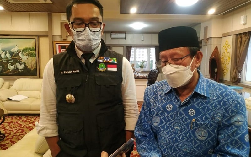 Gubernur Jawa Barat Ridwan Kamil bersama Ketua Umum Paguyuban Pasundan Didi Turmudzi