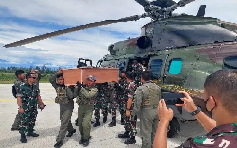 Jenazah tiga prajurit yang gugur dalam baku tak dengan KSB di Gome, Kabupaten Puncak, Kamis (27/1/2022) dievakuasi ke Timika./Antara-Korem 173 PVB