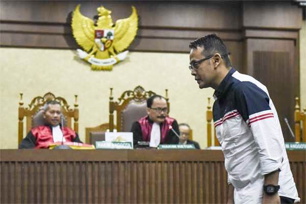 Terdakwa kasus suap pejabat Bakamla, Fahmi Darmawansyah (kanan) menjalani sidang dengan agenda pembacaan putusan di Pengadilan Tipikor, Jakarta, Rabu (24/5)./Antara-Hafidz Mubarak A