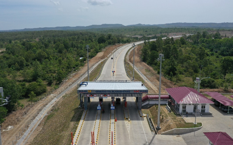 Gerbang Tol Blang Bintang. PT Hutama Karya (Persero) terus berupaya menjalankan mandat pemerintah untuk menyelesaikan pembangunan Jalan Tol Trans Sumatera (JTTS) sepanjang 2.765 km. /Hutama Karya