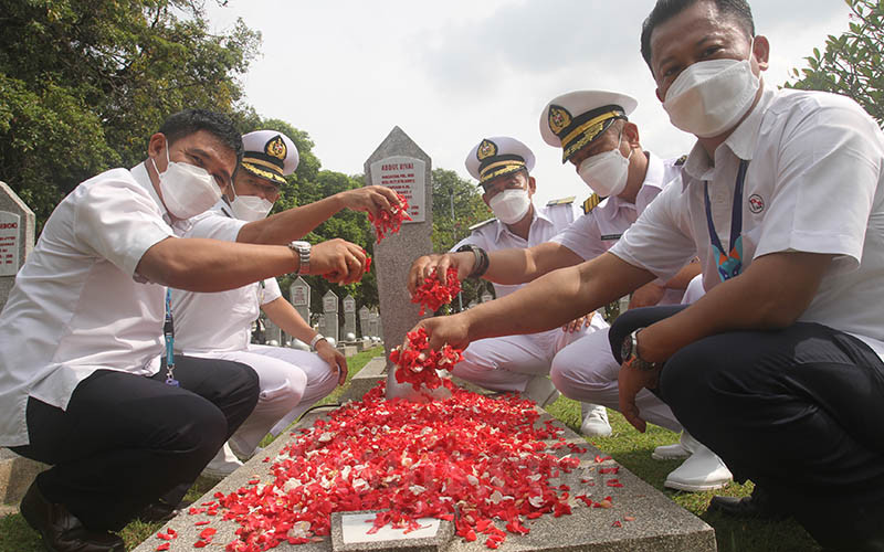  Potret Ziarah Nahkoda Tampomas di TMP Kalibata