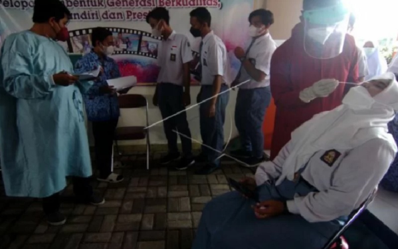 Petugas kesehatan melakukan tes usap antigen kepada siswa di SMAN 5 Tegal, Jawa Tengah, Senin (17/1/2022)./Antara