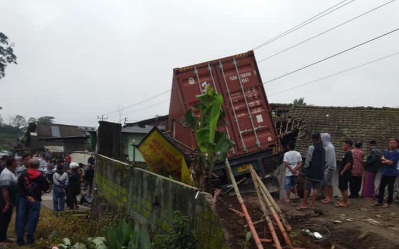  Diduga Rem Blong, Truk Trailer Tabrak Rumah Warga di Temanggung