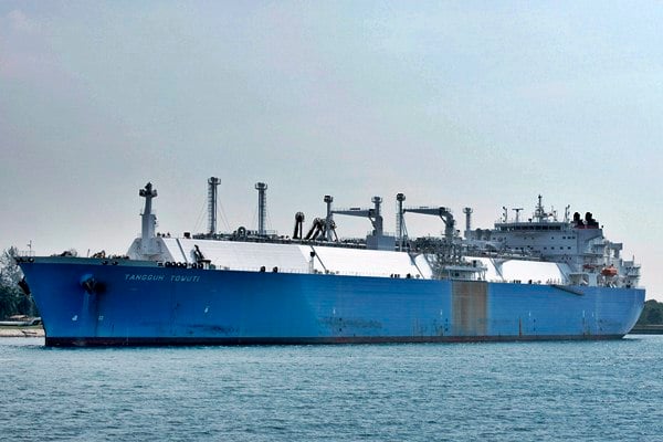 Ilustrasi. Kapal kargo Liquefied Natural Gas (LNG) atau gas alam cair kelima bersandar di Terminal Penerimaan, Hub, dan Regasifikasi LNG Arun, Lhokseumawe, Aceh Utara, Kamis (25/6)./Antara-M Agung Rajasa